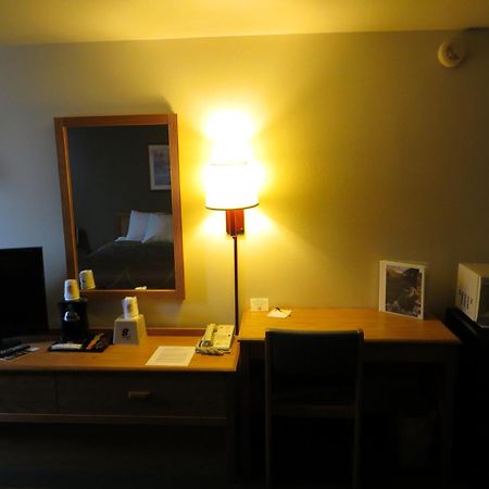Super 8 By Wyndham Spearfish Hotel Стая снимка