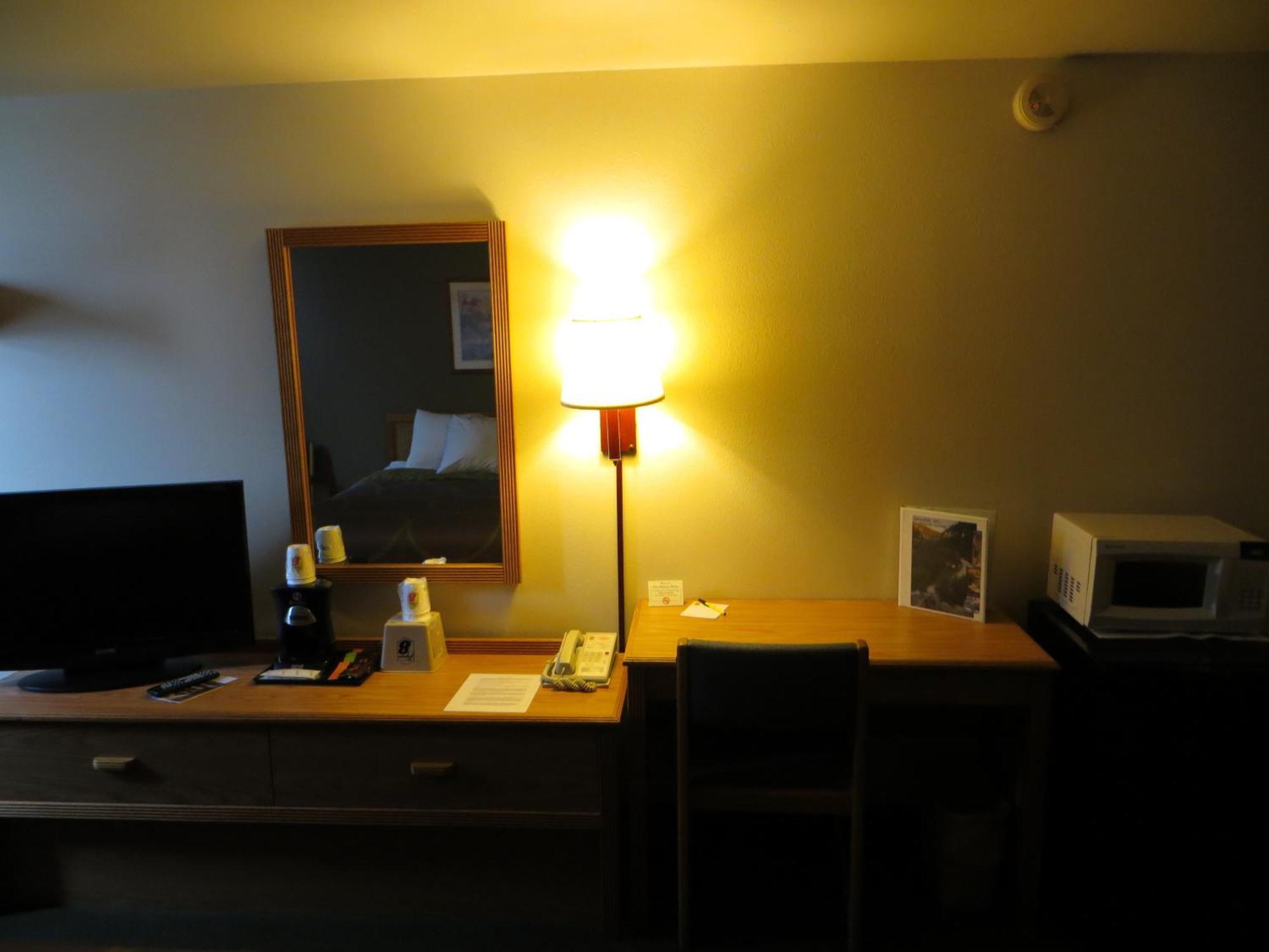 Super 8 By Wyndham Spearfish Hotel Стая снимка